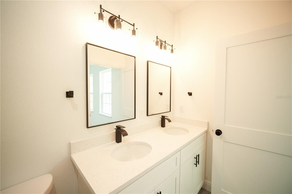 Activo con contrato: $289,000 (4 camas, 2 baños, 1774 Pies cuadrados)