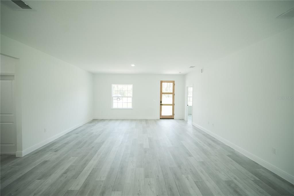 Activo con contrato: $289,000 (4 camas, 2 baños, 1774 Pies cuadrados)