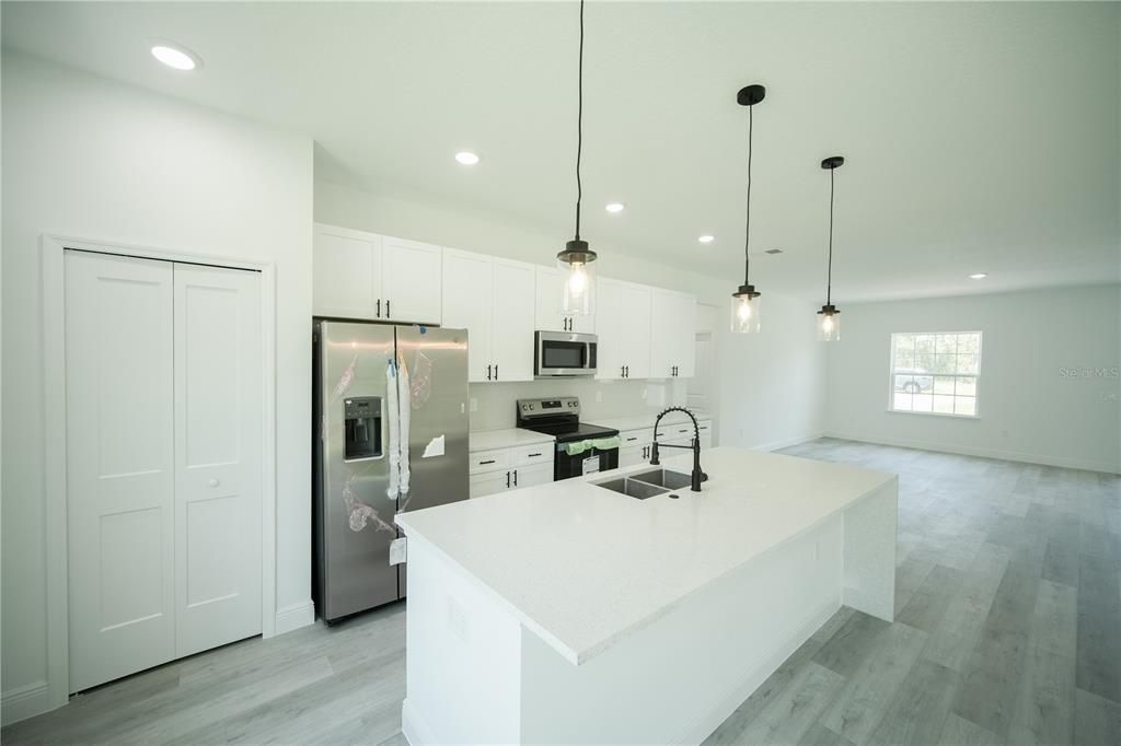 Activo con contrato: $289,000 (4 camas, 2 baños, 1774 Pies cuadrados)