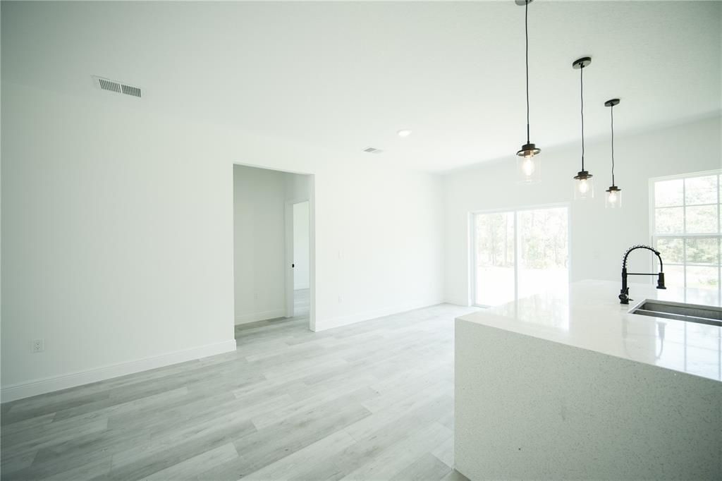 Activo con contrato: $289,000 (4 camas, 2 baños, 1774 Pies cuadrados)