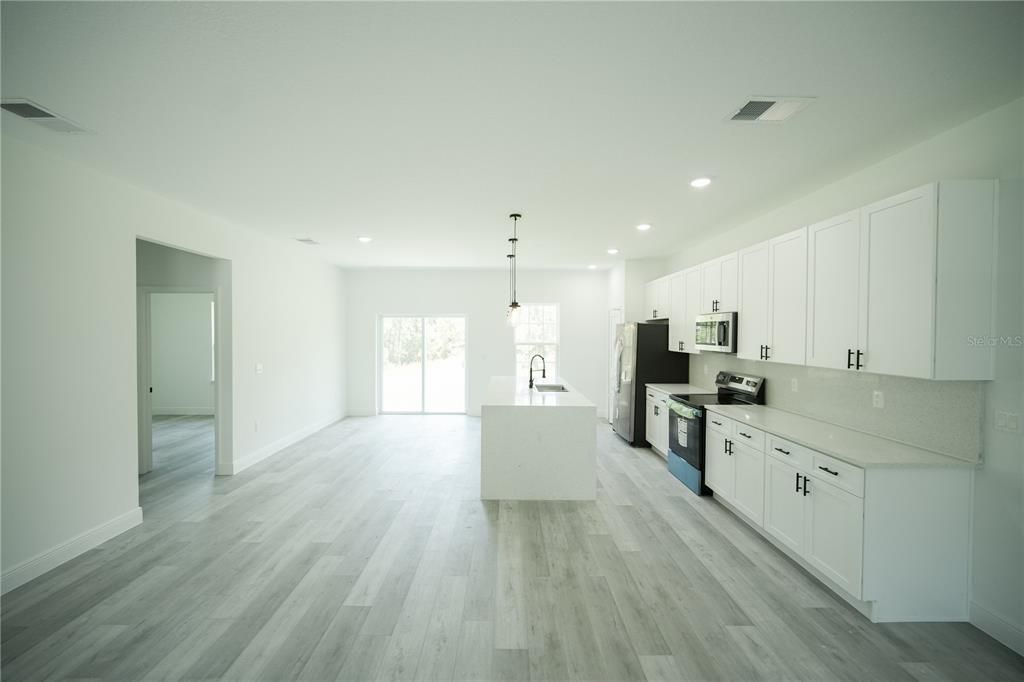 Activo con contrato: $289,000 (4 camas, 2 baños, 1774 Pies cuadrados)