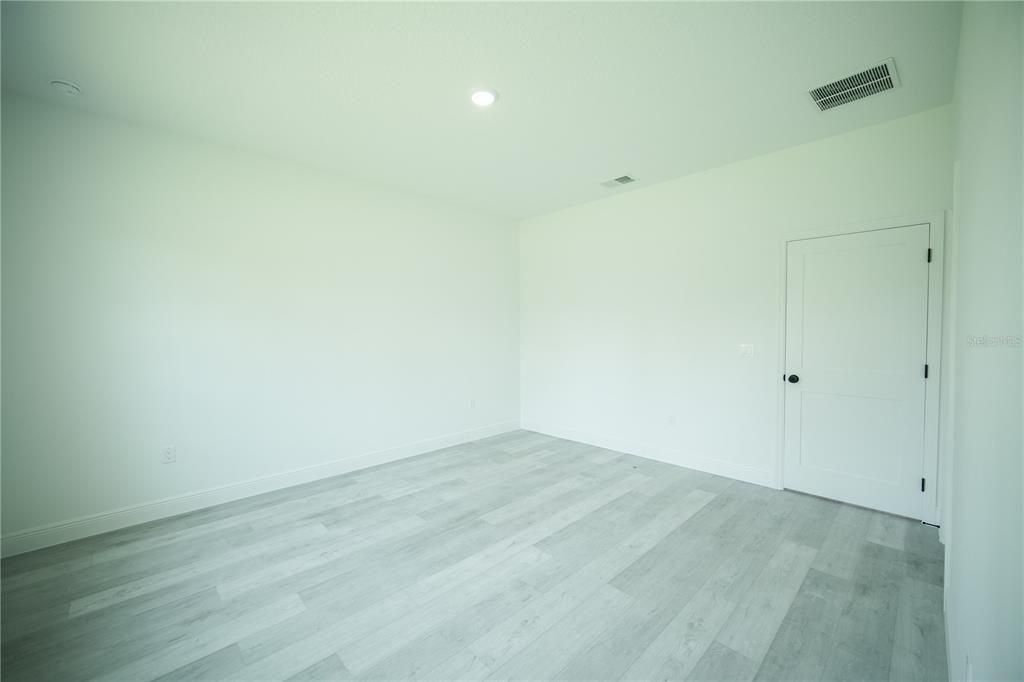 Activo con contrato: $289,000 (4 camas, 2 baños, 1774 Pies cuadrados)