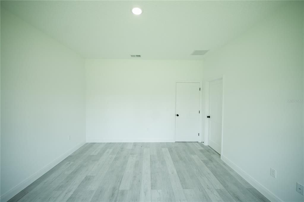 Activo con contrato: $289,000 (4 camas, 2 baños, 1774 Pies cuadrados)