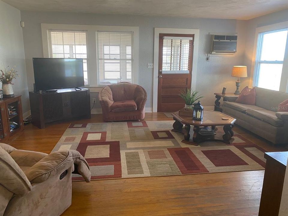 For Sale: $324,000 (3 beds, 1 baths, 1400 Square Feet)