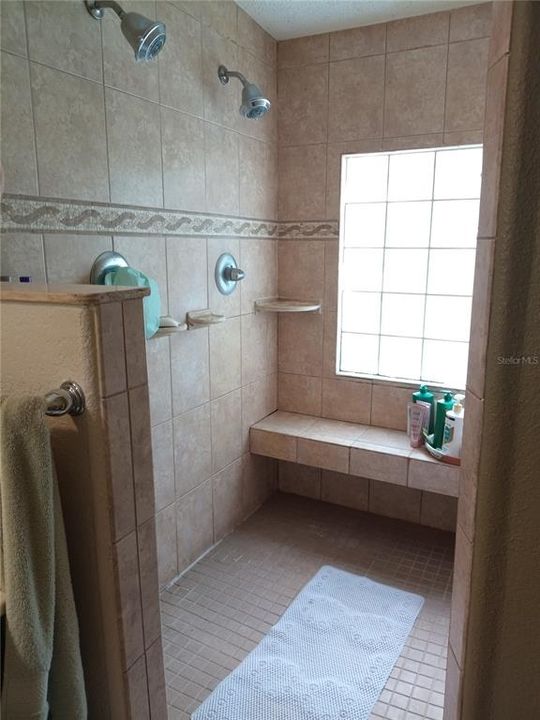 合同活跃: $313,000 (4 贝兹, 3 浴室, 2108 平方英尺)