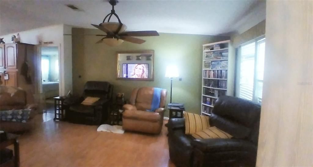 合同活跃: $313,000 (4 贝兹, 3 浴室, 2108 平方英尺)