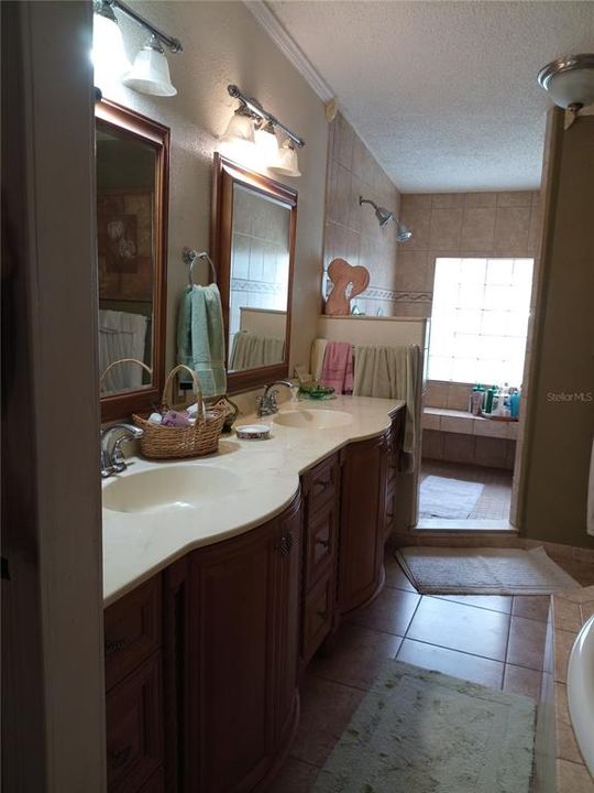 合同活跃: $313,000 (4 贝兹, 3 浴室, 2108 平方英尺)