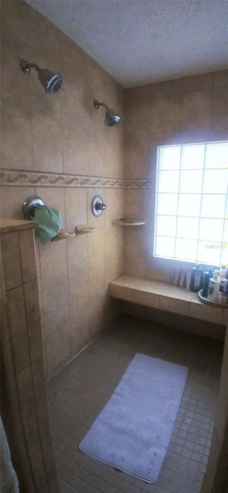 合同活跃: $313,000 (4 贝兹, 3 浴室, 2108 平方英尺)