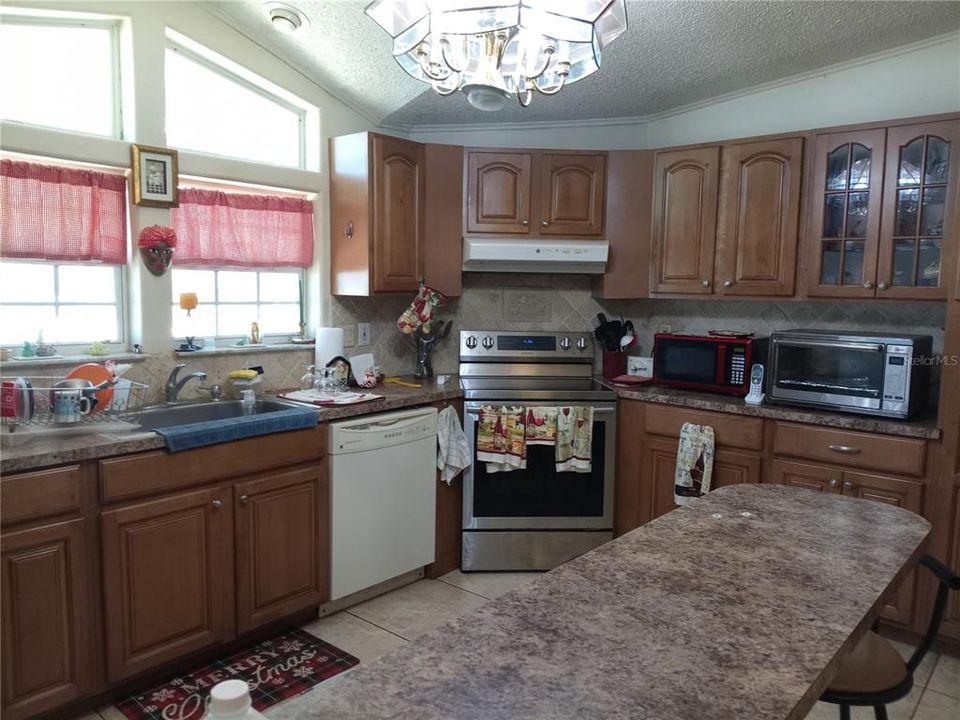 合同活跃: $313,000 (4 贝兹, 3 浴室, 2108 平方英尺)