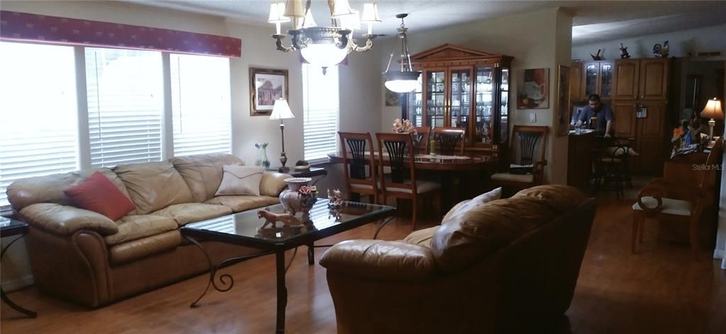 合同活跃: $313,000 (4 贝兹, 3 浴室, 2108 平方英尺)