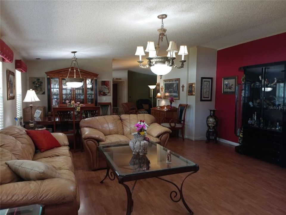 合同活跃: $313,000 (4 贝兹, 3 浴室, 2108 平方英尺)