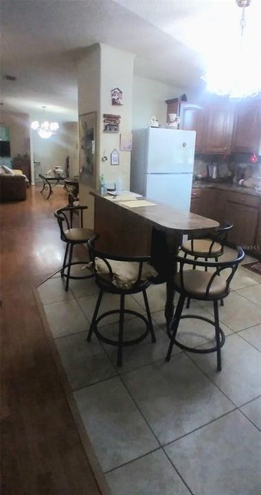 合同活跃: $313,000 (4 贝兹, 3 浴室, 2108 平方英尺)