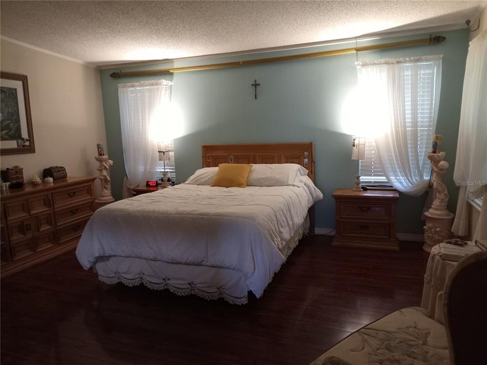 合同活跃: $313,000 (4 贝兹, 3 浴室, 2108 平方英尺)