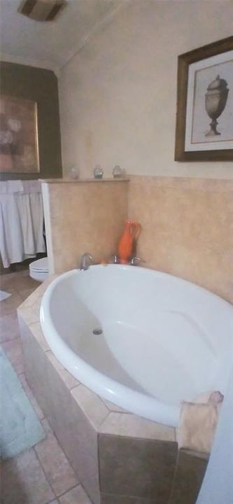 合同活跃: $313,000 (4 贝兹, 3 浴室, 2108 平方英尺)