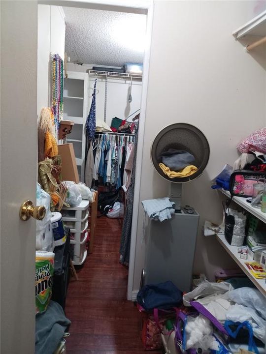 合同活跃: $313,000 (4 贝兹, 3 浴室, 2108 平方英尺)