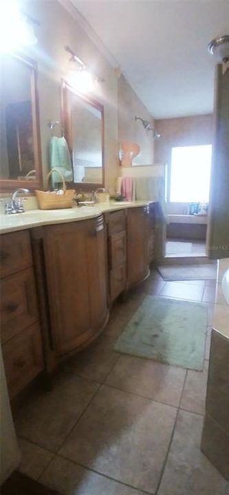 合同活跃: $313,000 (4 贝兹, 3 浴室, 2108 平方英尺)