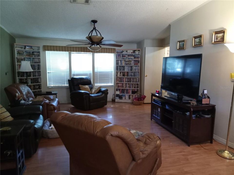 合同活跃: $313,000 (4 贝兹, 3 浴室, 2108 平方英尺)