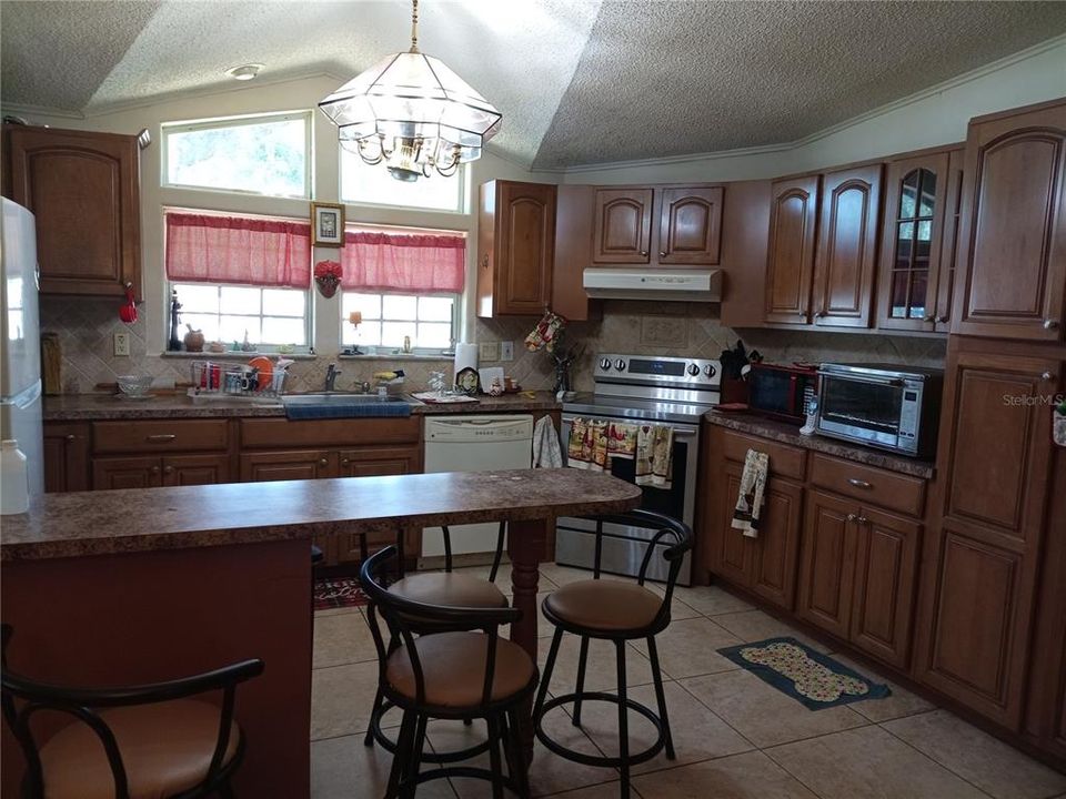 合同活跃: $313,000 (4 贝兹, 3 浴室, 2108 平方英尺)