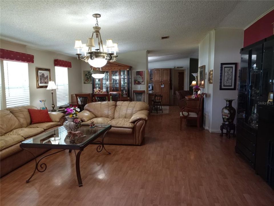 合同活跃: $313,000 (4 贝兹, 3 浴室, 2108 平方英尺)