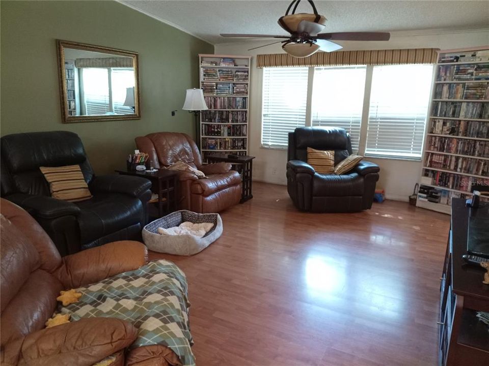 合同活跃: $313,000 (4 贝兹, 3 浴室, 2108 平方英尺)