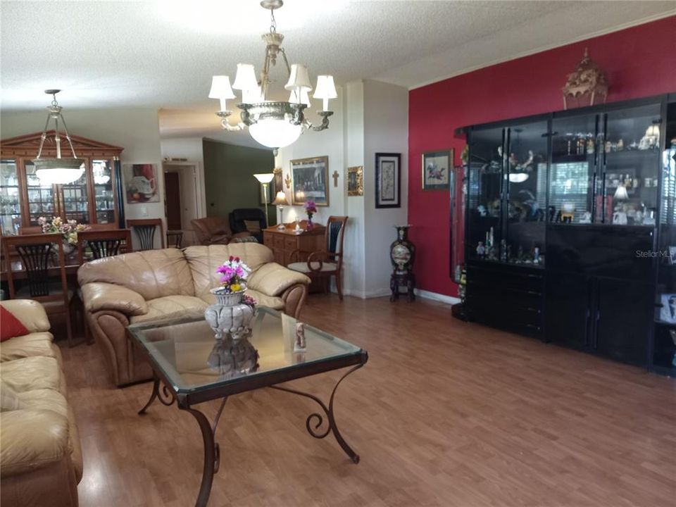 合同活跃: $313,000 (4 贝兹, 3 浴室, 2108 平方英尺)