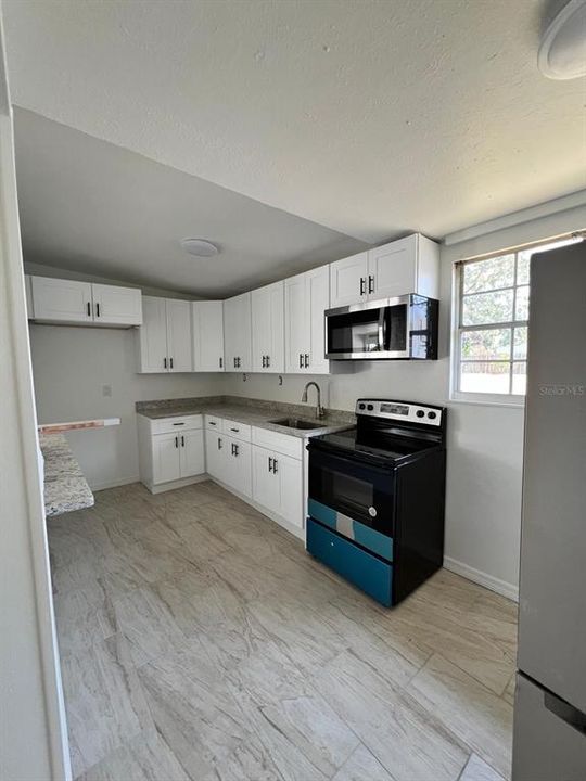 For Sale: $399,999 (6 beds, 0 baths, 1216 Square Feet)