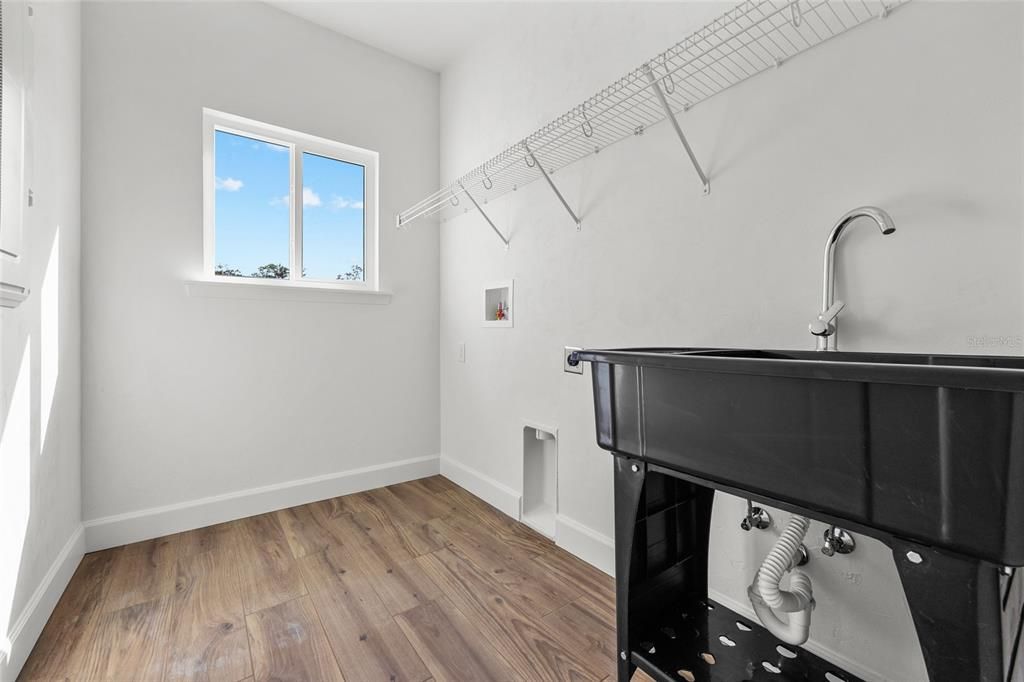 For Sale: $319,000 (3 beds, 2 baths, 1599 Square Feet)