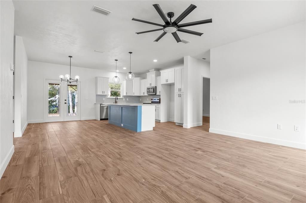 For Sale: $319,000 (3 beds, 2 baths, 1599 Square Feet)