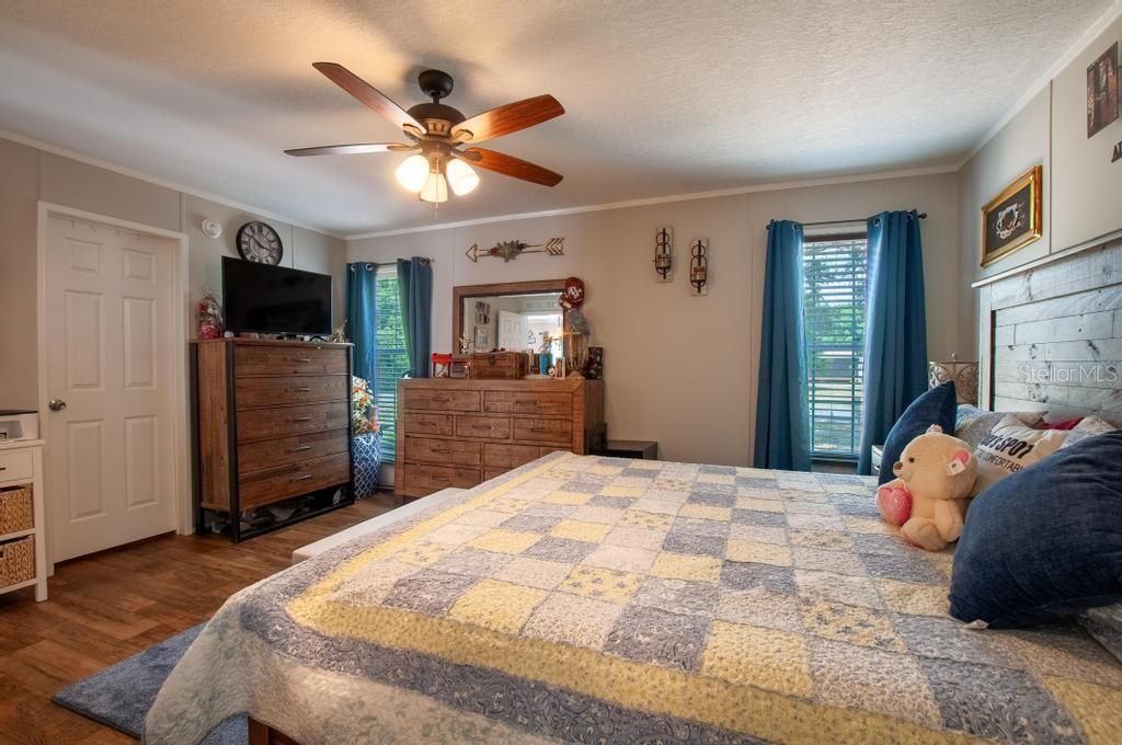 For Sale: $334,900 (4 beds, 2 baths, 1836 Square Feet)