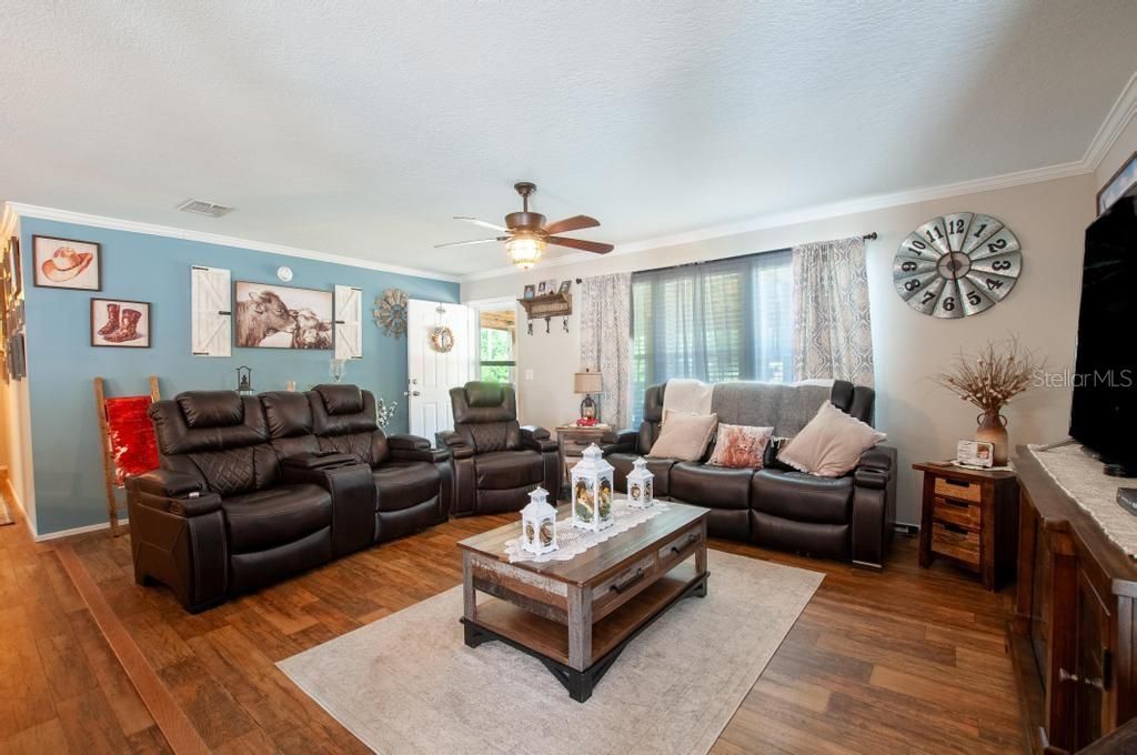 For Sale: $334,900 (4 beds, 2 baths, 1836 Square Feet)