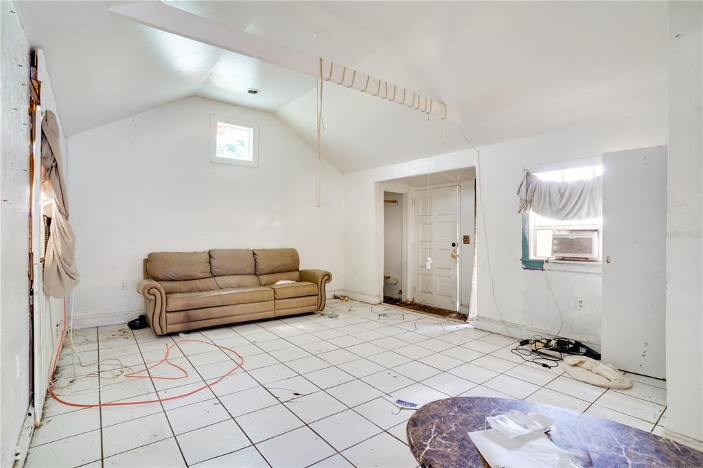 Под контрактом: $119,000 (1 спален, 1 ванн, 530 Квадратных фут)