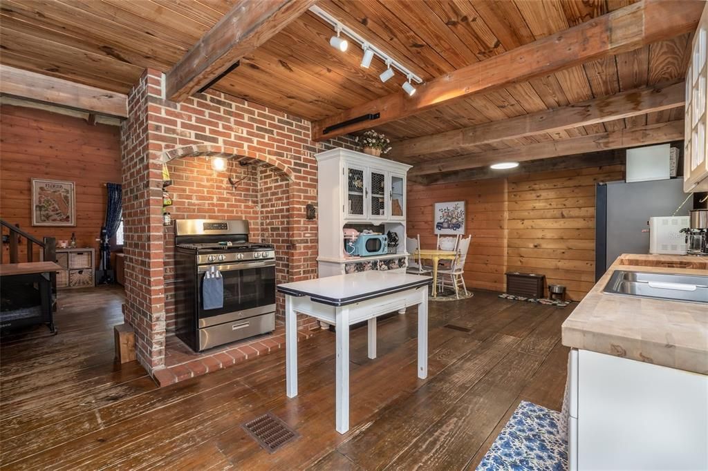 Activo con contrato: $470,000 (3 camas, 2 baños, 2217 Pies cuadrados)