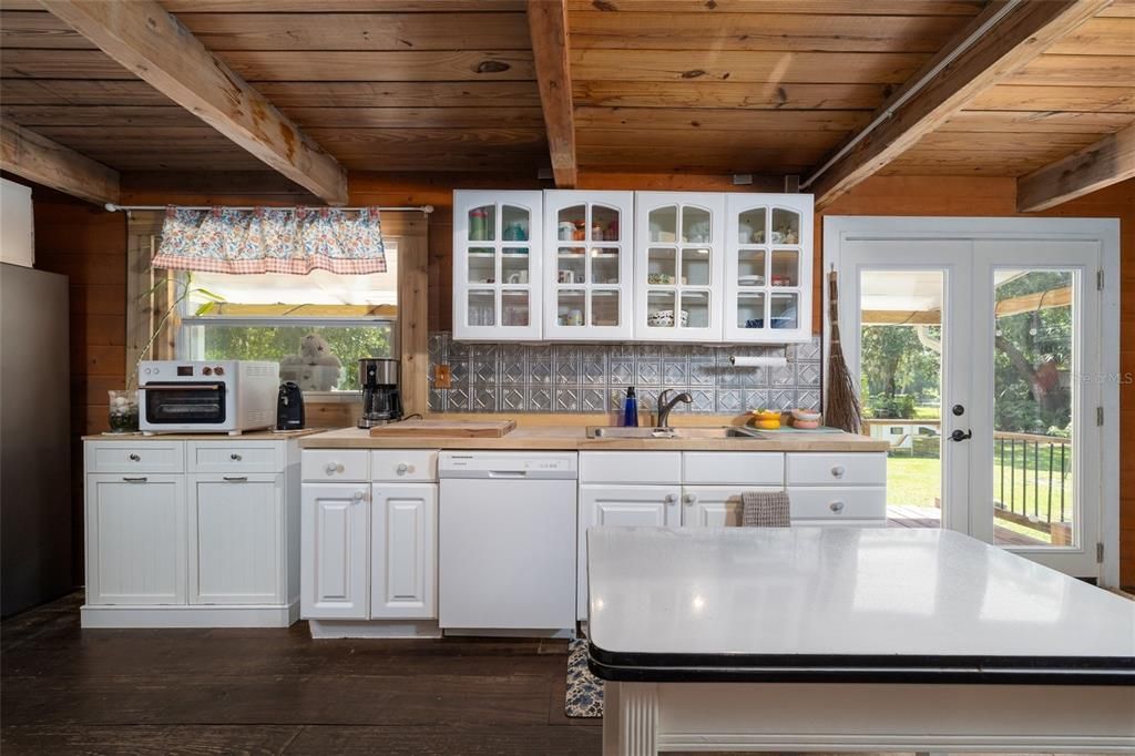 Activo con contrato: $470,000 (3 camas, 2 baños, 2217 Pies cuadrados)