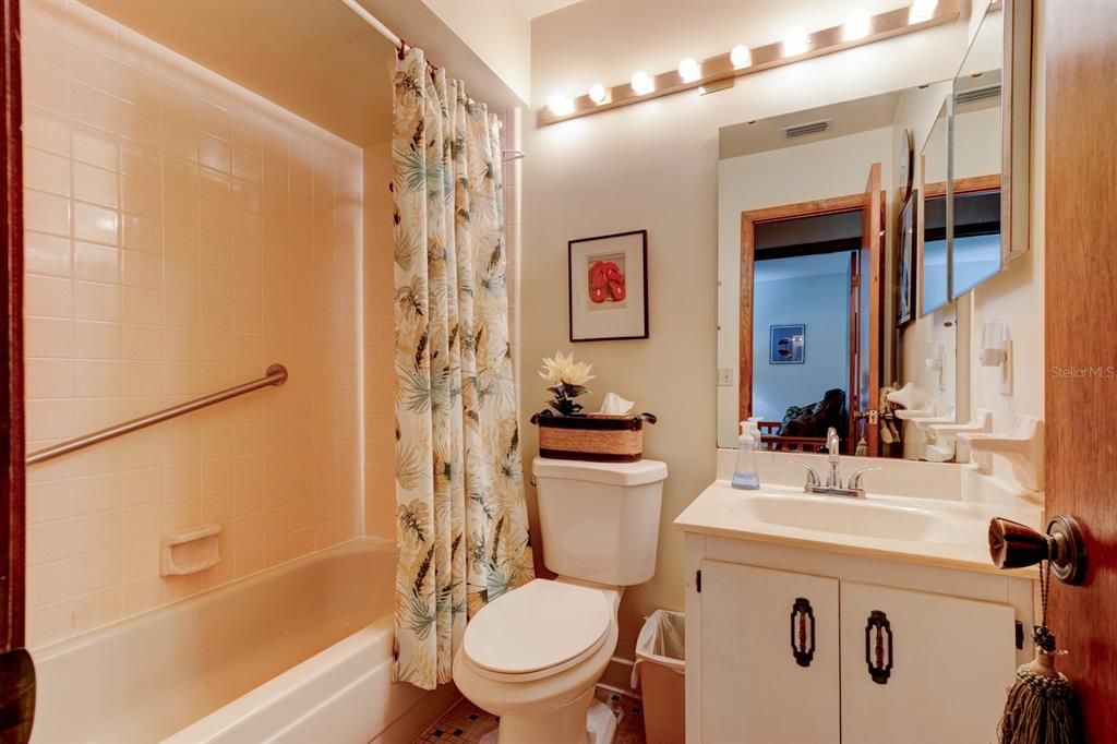 Active With Contract: $150,000 (2 beds, 2 baths, 950 Square Feet)