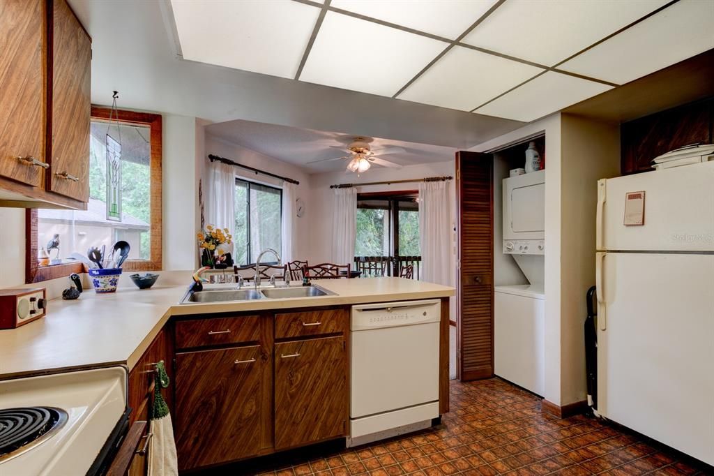 Active With Contract: $150,000 (2 beds, 2 baths, 950 Square Feet)