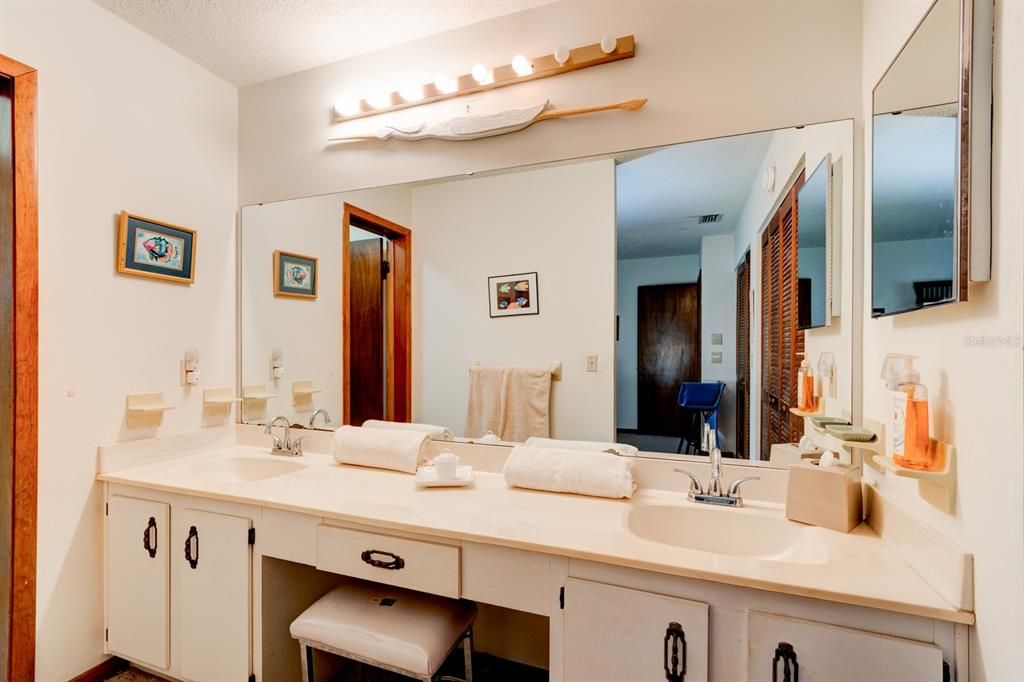 Active With Contract: $150,000 (2 beds, 2 baths, 950 Square Feet)