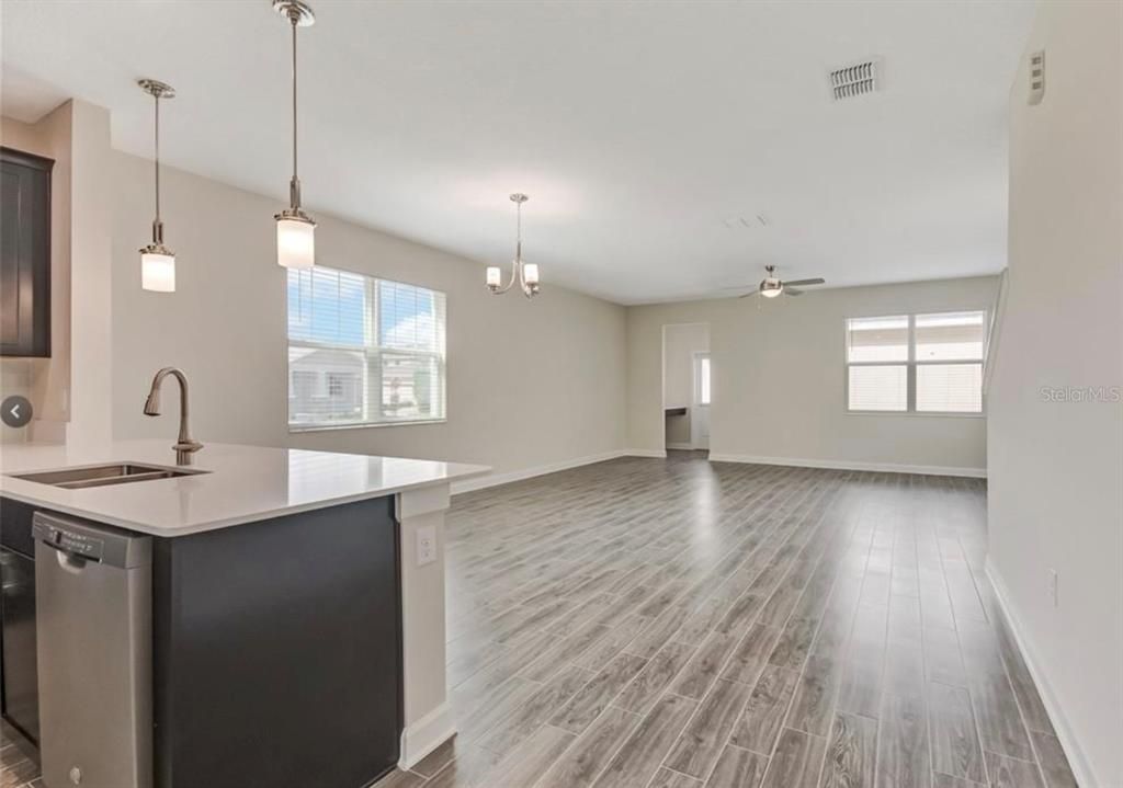 Под контрактом: $479,000 (3 спален, 2 ванн, 2203 Квадратных фут)