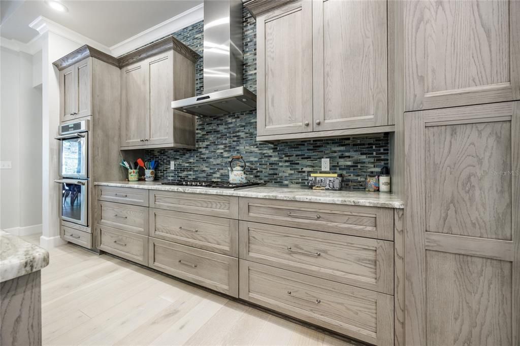 合同活跃: $1,288,500 (5 贝兹, 4 浴室, 3571 平方英尺)