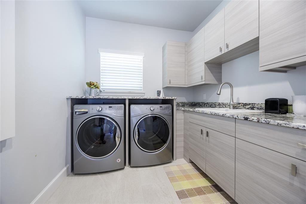 合同活跃: $1,288,500 (5 贝兹, 4 浴室, 3571 平方英尺)