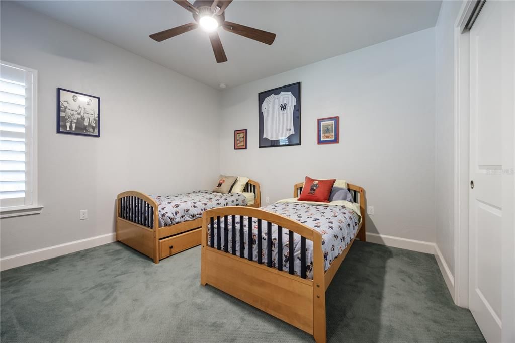 合同活跃: $1,288,500 (5 贝兹, 4 浴室, 3571 平方英尺)