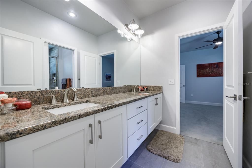 合同活跃: $1,288,500 (5 贝兹, 4 浴室, 3571 平方英尺)