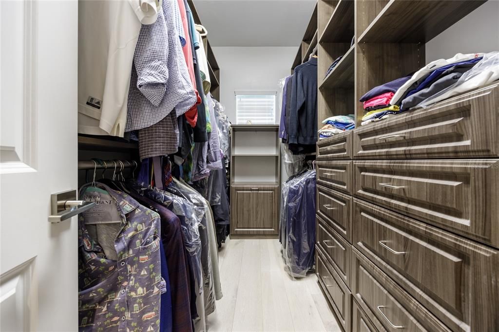 合同活跃: $1,288,500 (5 贝兹, 4 浴室, 3571 平方英尺)