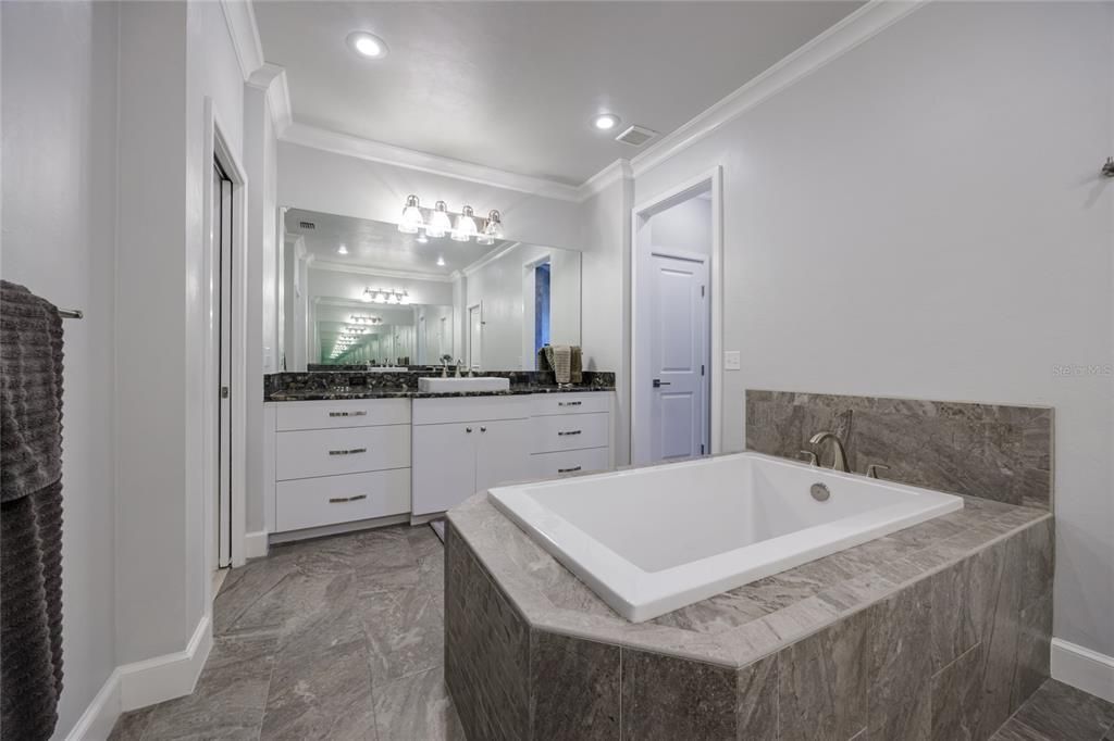 合同活跃: $1,288,500 (5 贝兹, 4 浴室, 3571 平方英尺)