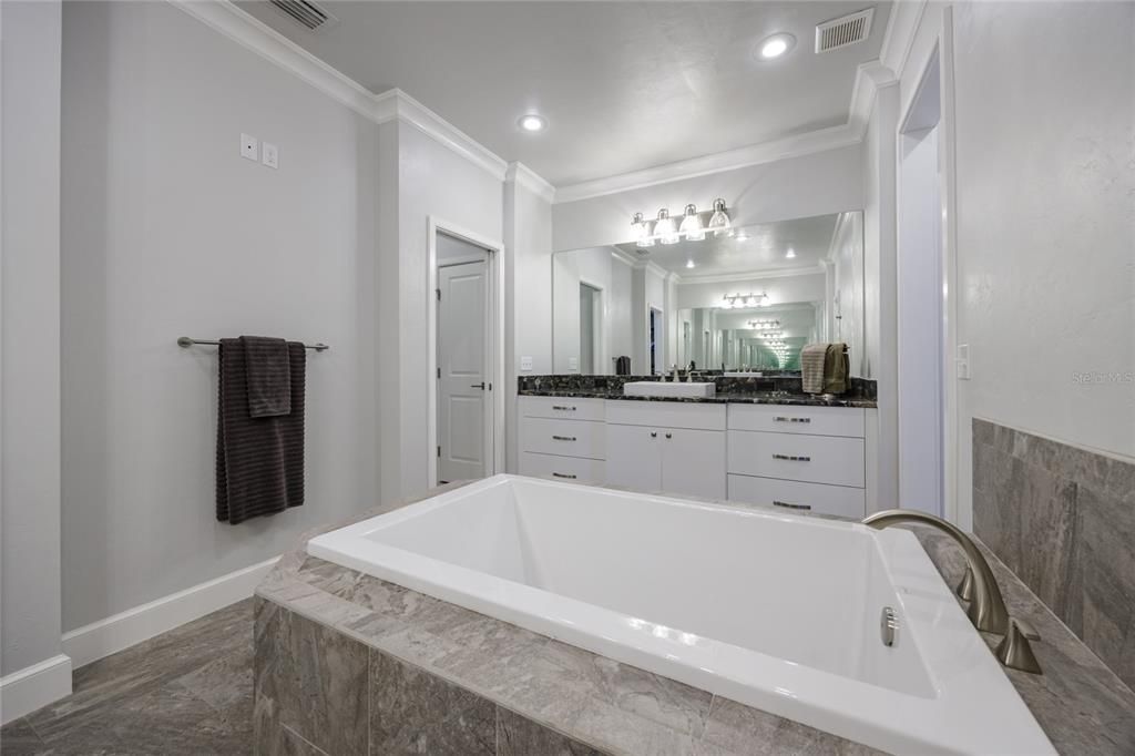 合同活跃: $1,288,500 (5 贝兹, 4 浴室, 3571 平方英尺)