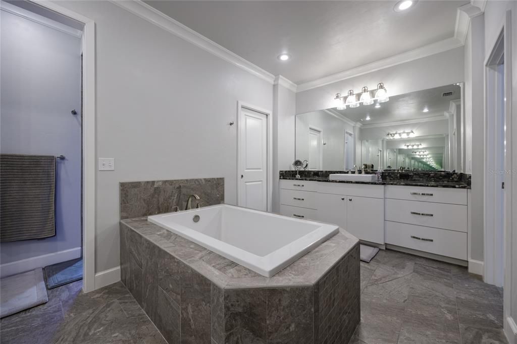 合同活跃: $1,288,500 (5 贝兹, 4 浴室, 3571 平方英尺)