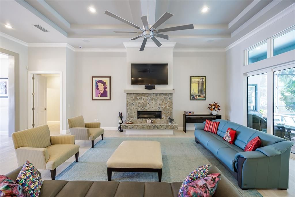 合同活跃: $1,288,500 (5 贝兹, 4 浴室, 3571 平方英尺)