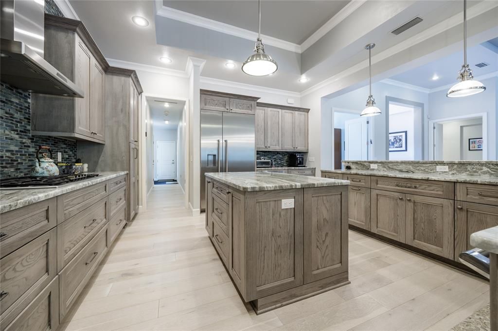 合同活跃: $1,288,500 (5 贝兹, 4 浴室, 3571 平方英尺)