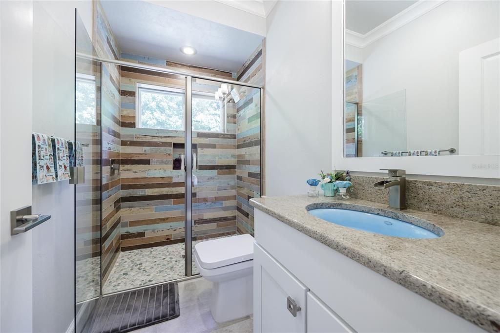 合同活跃: $1,288,500 (5 贝兹, 4 浴室, 3571 平方英尺)