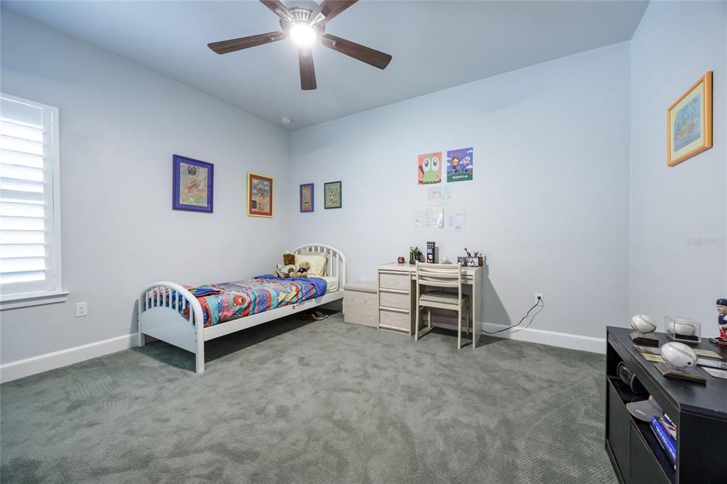 合同活跃: $1,288,500 (5 贝兹, 4 浴室, 3571 平方英尺)