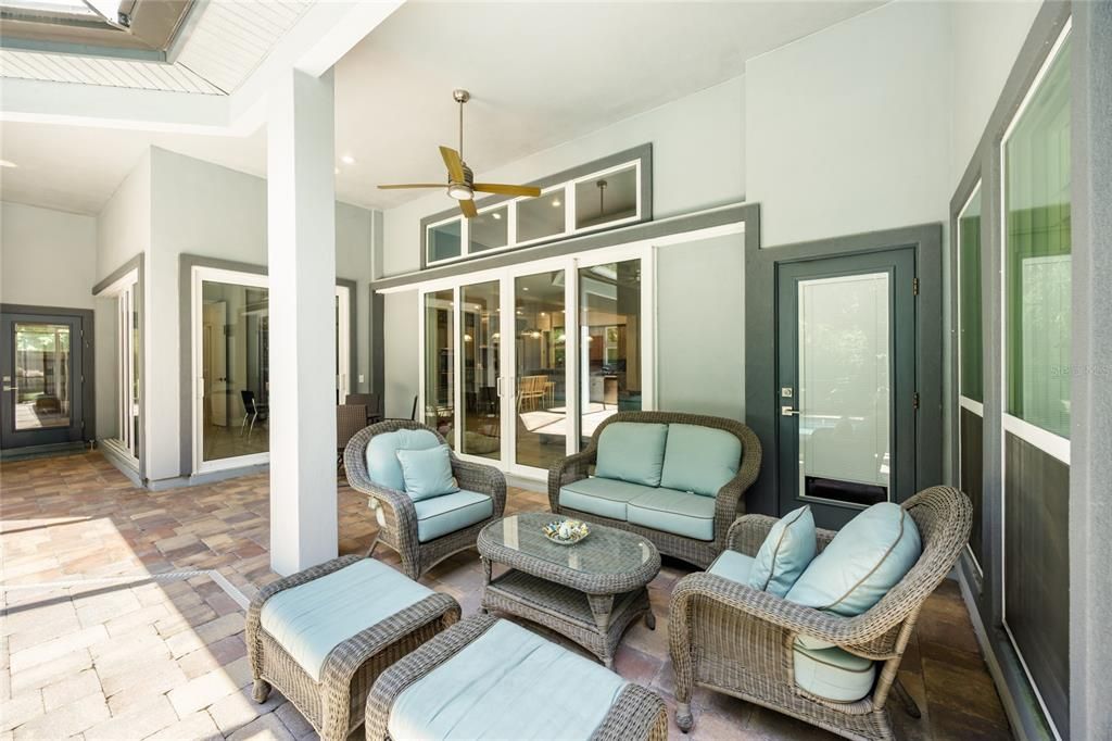 合同活跃: $1,288,500 (5 贝兹, 4 浴室, 3571 平方英尺)